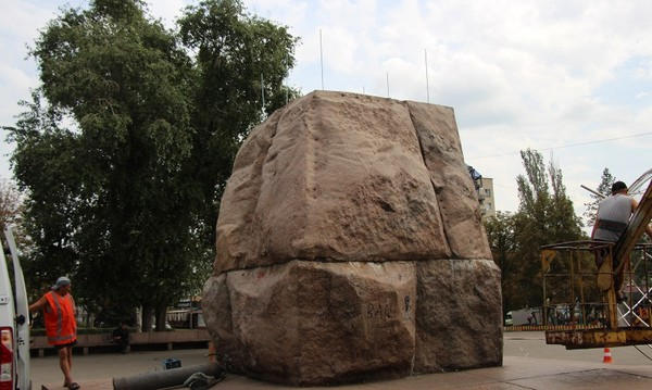 В Селидово памятник Ленину решили заменить огромным глобусом