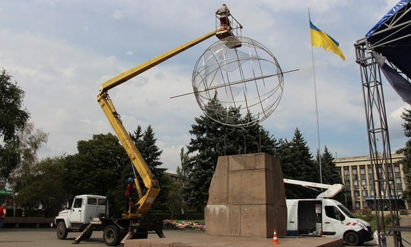 В Селидово памятник Ленину решили заменить огромным глобусом