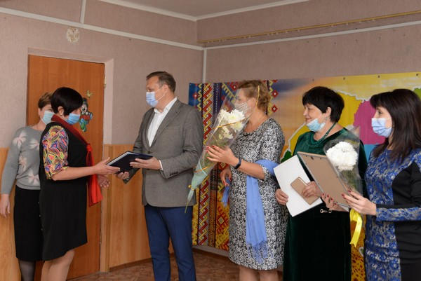 Педагогов Новогродовской громады поздравили с профессиональным праздником