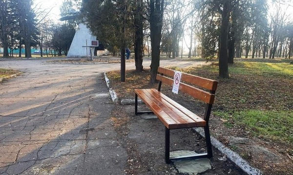 В одном из парков Селидово появились новые скамейки