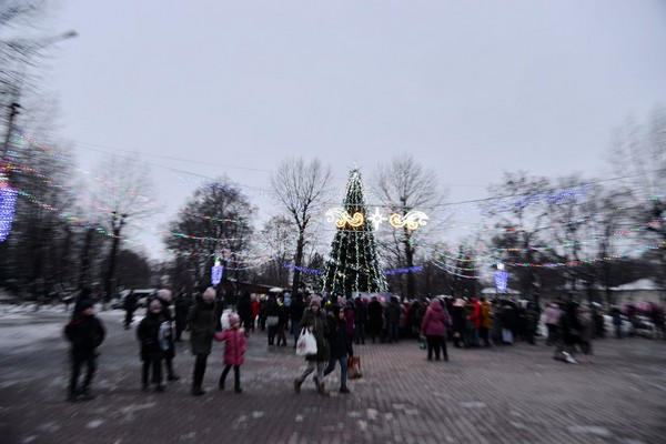 В Новогродовке торжественно открыли главную новогоднюю елку
