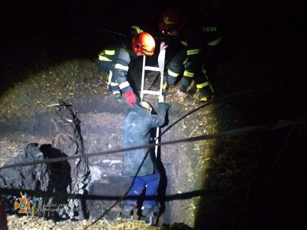 Чтобы помочь выбраться жителю Селидово из ямы понадобилось четверо спасателей