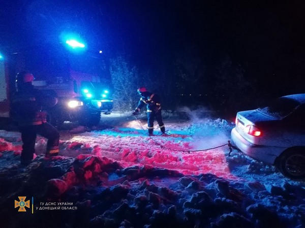 В Новогродовке застрявший в снежном заносе автомобиль пришлось вытаскивать спасателям