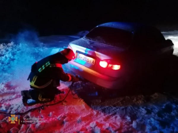 В Новогродовке застрявший в снежном заносе автомобиль пришлось вытаскивать спасателям