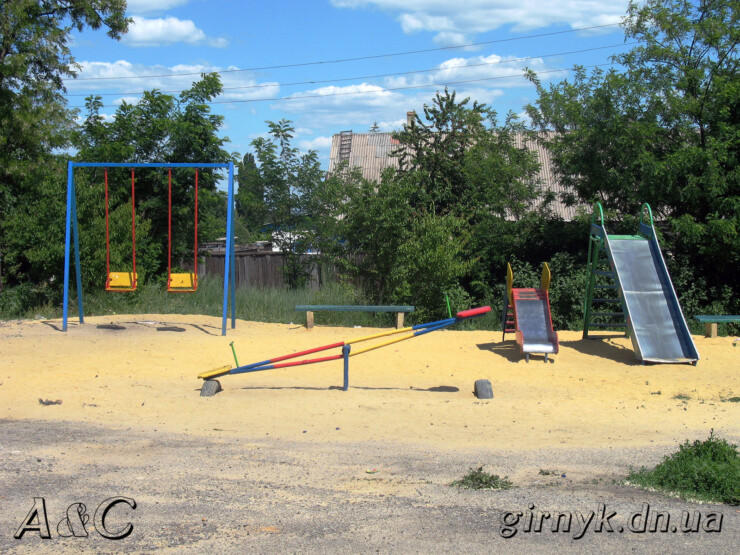 Детская площадка в центре Кураховки