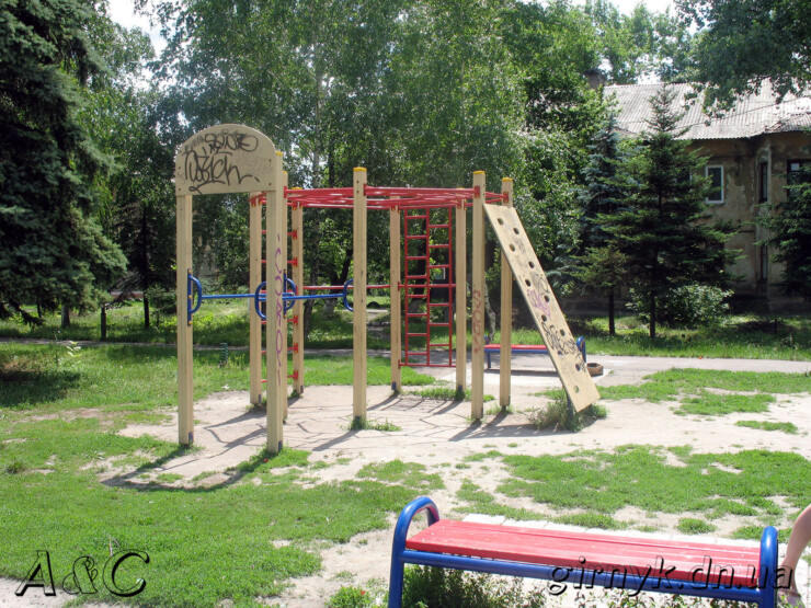 Детская площадка в центре Украинска