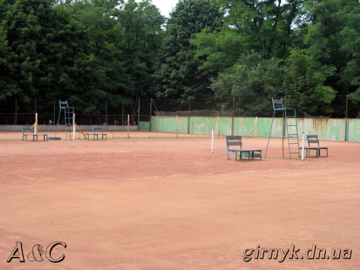Теннисные корты возле «Авангарда»