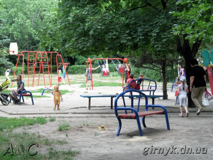 Детская площадка в центре Селидово