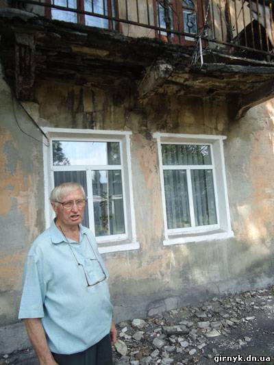 Аварийный балкон за два года окончательно "достал" жителей г. Селидово