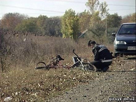 На автотрассе Димитров-Гродовка в результате ДТП погиб велосипедист (ФОТО)