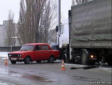 Первый снег стал причиной аварии грузовика и двух легковых автомобилей в Красноармейске (Фото+Видео)