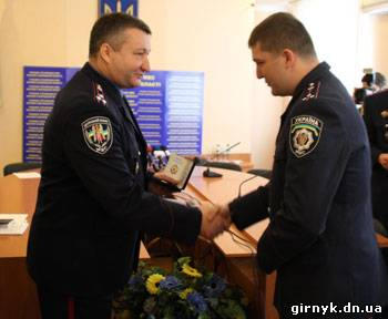 За помощь при задержании опасных преступников журналист из Красноармейска награжден часами (Фото)