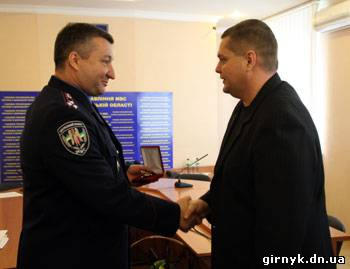 За помощь при задержании опасных преступников журналист из Красноармейска награжден часами (Фото)