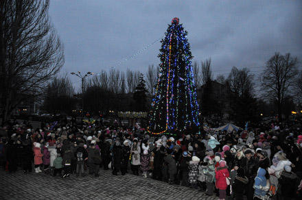 В Красноармейске торжественно зажгли новогоднюю елку (фото)