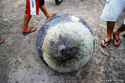 Таинственный металлический шар свалился с неба в Бразилии (фото + видео)