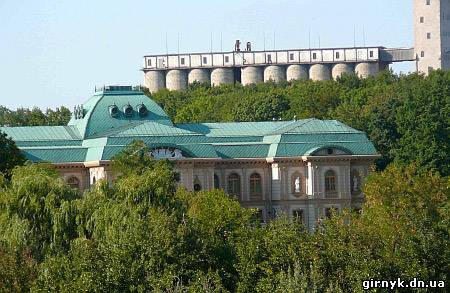 Дворец Рината Ахметова на территории бывшего Донецкого ботанического сада (фото)