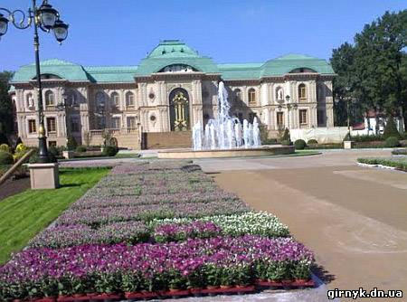 Дворец Рината Ахметова на территории бывшего Донецкого ботанического сада (фото)