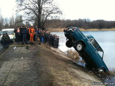 В Добропольском районе автомобиль затонул в шахтном отстойнике. Водитель погиб (фото)