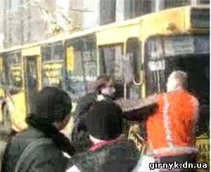 В Горловке водитель троллейбуса на глазах у толпы избил пассажира (+ видео)