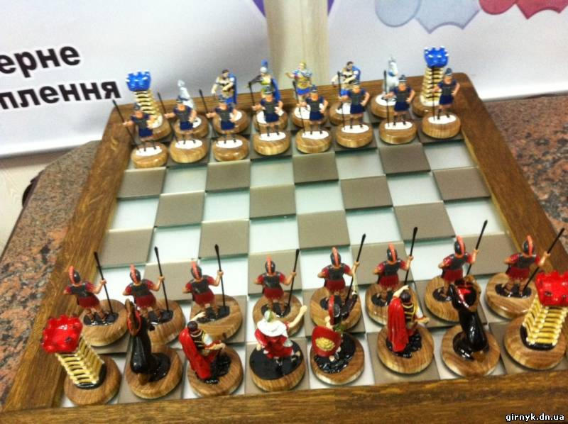 Донецкие зэки продают шахматы "Тимошенко против Януковича" и многое другое (фото + видео)