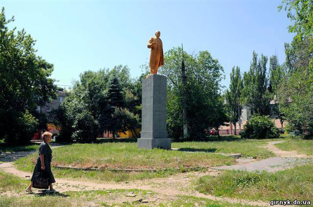 В Донецке у памятника Ленину вместо руки "выросла" клешня (фото)