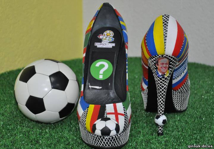 Донецкий дизайнер создал женские туфельки с предсказанием к Евро-2012 (фото)