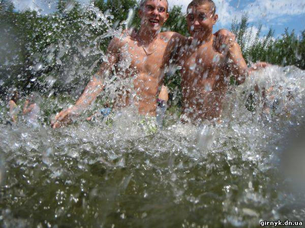 В Донецке молодежь устроила водную битву (фото + видео)