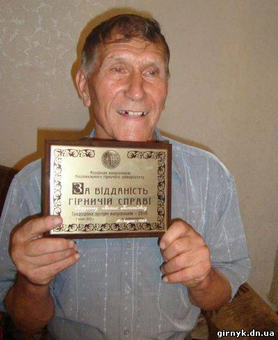 77-летний шахтер из Димитрова работает в шахте и качается 16-килограммовой гирей (фото)