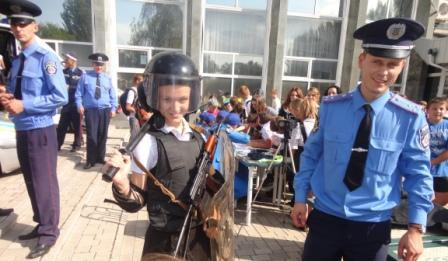 Главную площадь Красноармейска заполонили служебные собаки и дети в бронежилетах (фото + видео)