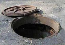 Житель Красноармейска упал в открытый канализационный люк, где со сломанной ногой пролежал 4 часа (видео)
