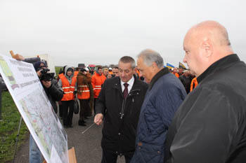 Сегодня торжественно открыли участок дороги европейского уровня Красноармейск-Селидово (фото)