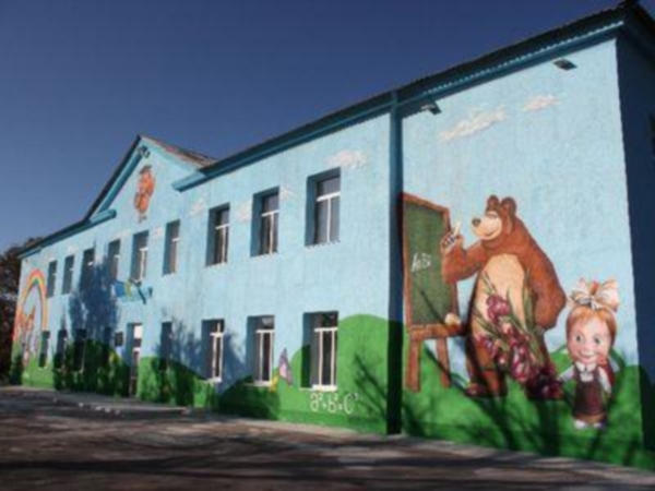 В Димитрове за миллион гривен школу превратили в сказочную страну (фото + видео)