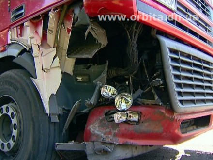 В Красноармейске в результате ДТП грузовик раздавил легковушку (фото + видео)