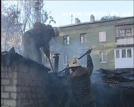 В центре Красноармейска горели гаражи (фото + видео)