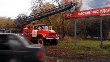 МЧС Красноармейска расклеивают агитационный материал на билбордах, используя спецтехнику (видео)