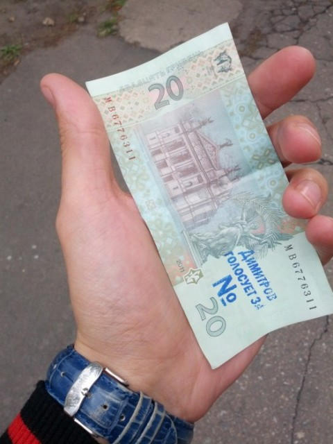 В Димитрове Партия регионов превратила деньги в агитационный материал (фото + видео)