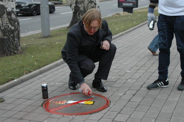 В Донецке с курением борются с помощью устрашающих граффити на остановках (фото + видео)