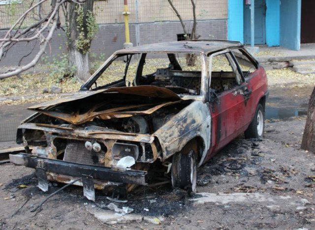 В Донецке появился автомобильный маньяк, который за ночь сжег 5 машин (фото + видео)