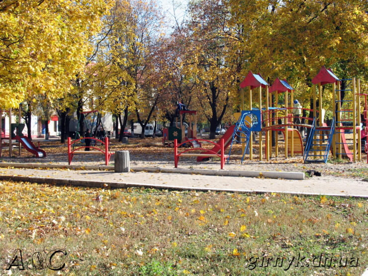 Детская площадка в сквере г. Новогродовки