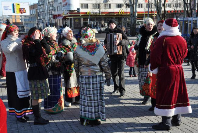 В Донецке прошел парад Дедов Морозов (фото)