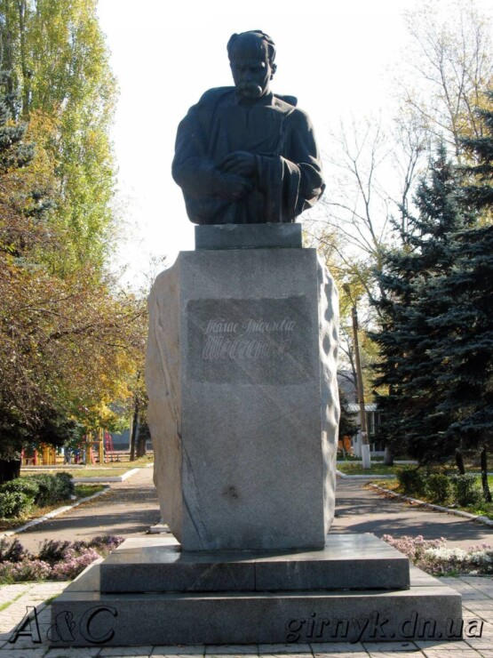 Памятник Кобзарю – Т.Г. Шевченко (Новогродовка)