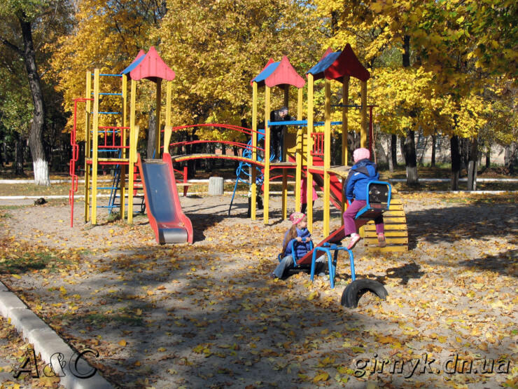 Детская площадка в городском сквере Новогродовки