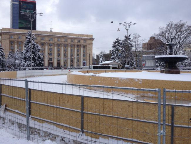 Завтра в Донецке откроют каток вокруг фонтана на площади Ленина (цены + фото)