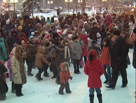 В Красноармейске с часовым опозданием торжественно открыли новогоднюю елку (фото + видео)