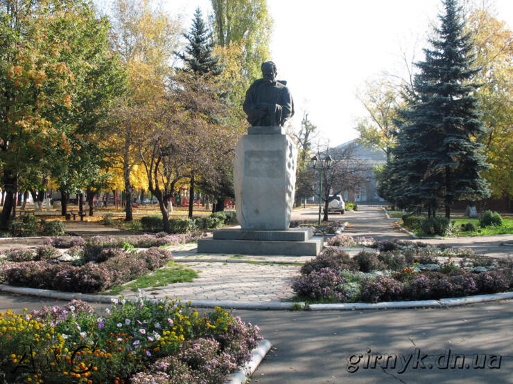 Памятник Кобзарю в сквере Новогродовки