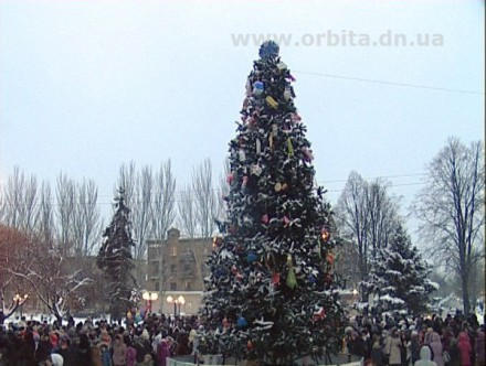В Красноармейске с часовым опозданием торжественно открыли новогоднюю елку (фото + видео)