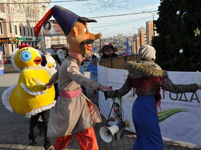 В Донецке прошел парад Дедов Морозов (фото)