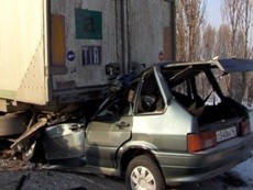 В районе Красноармейска автомобиль врезался в стоявшую на обочине фуру
