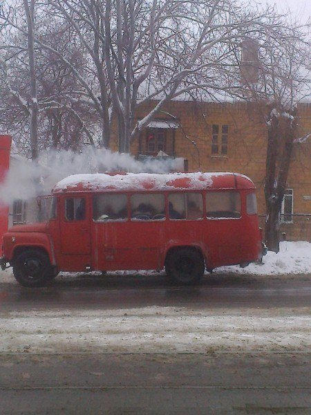 В Донецке засветился суперсовременный автобус, отапливаемый печкой на дровах (фото)