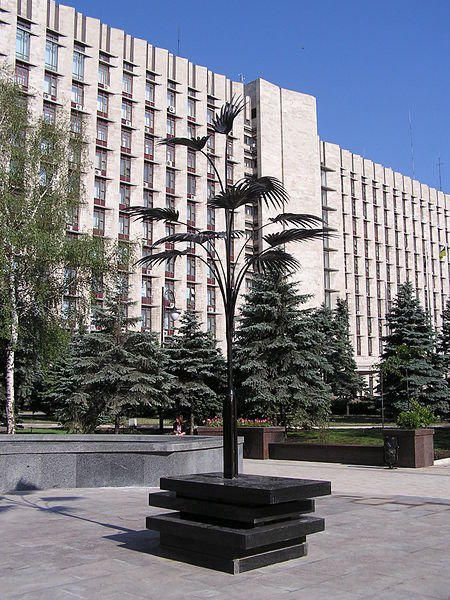 В Донецке расцвела пальма Мерцалова (фото)